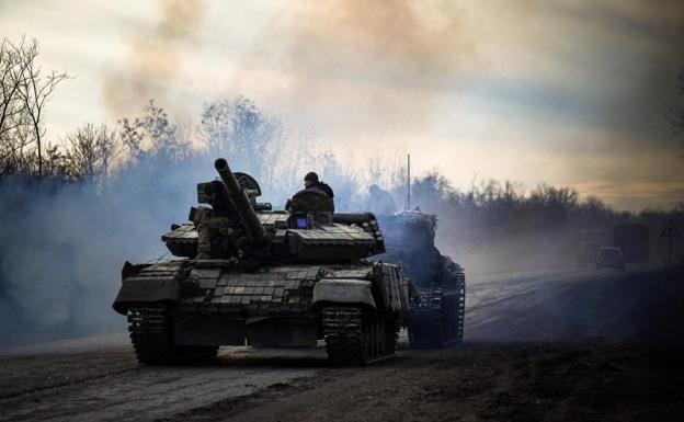 Un tanque ucraniano circula por una carretera cerca de Bajmut, en la región de Donetsk. /ANATOLII STEPANOV / AFP