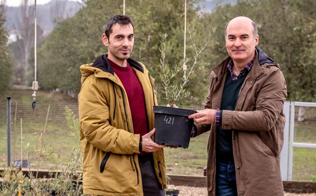 Javier García y Javier Ugarte, en la zona de recuperación de La Grajera. / FERNANDO DÍAZ