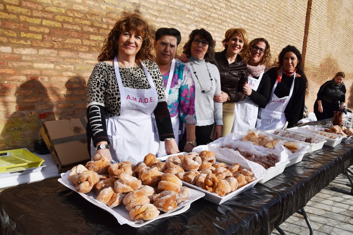 Degustación de la asociación de mujeres AMADE, ayer duranta la feria de artesanía y encierro de reses bravas, abarrotado de público. / S. S. J.