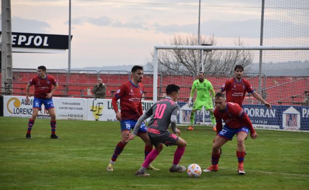 Rojas a la izquierda, Forcén y Blanco junto al balón y Robles y Limones detrás en el amistoso contra el Tarazona. / SANDA