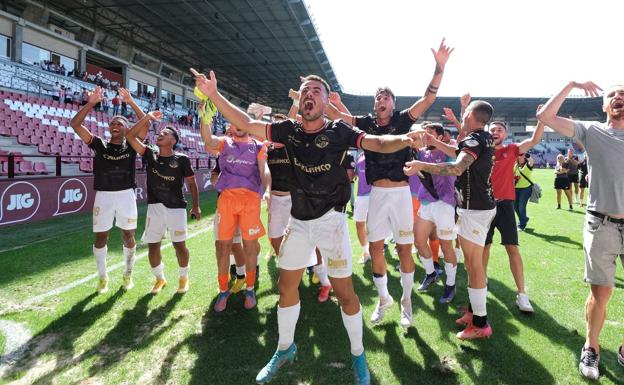 Los jugadores de la SD Logroñés celebran su victoria en el derbi ante la UD Logroñés. / FERNANDO DÍAZ