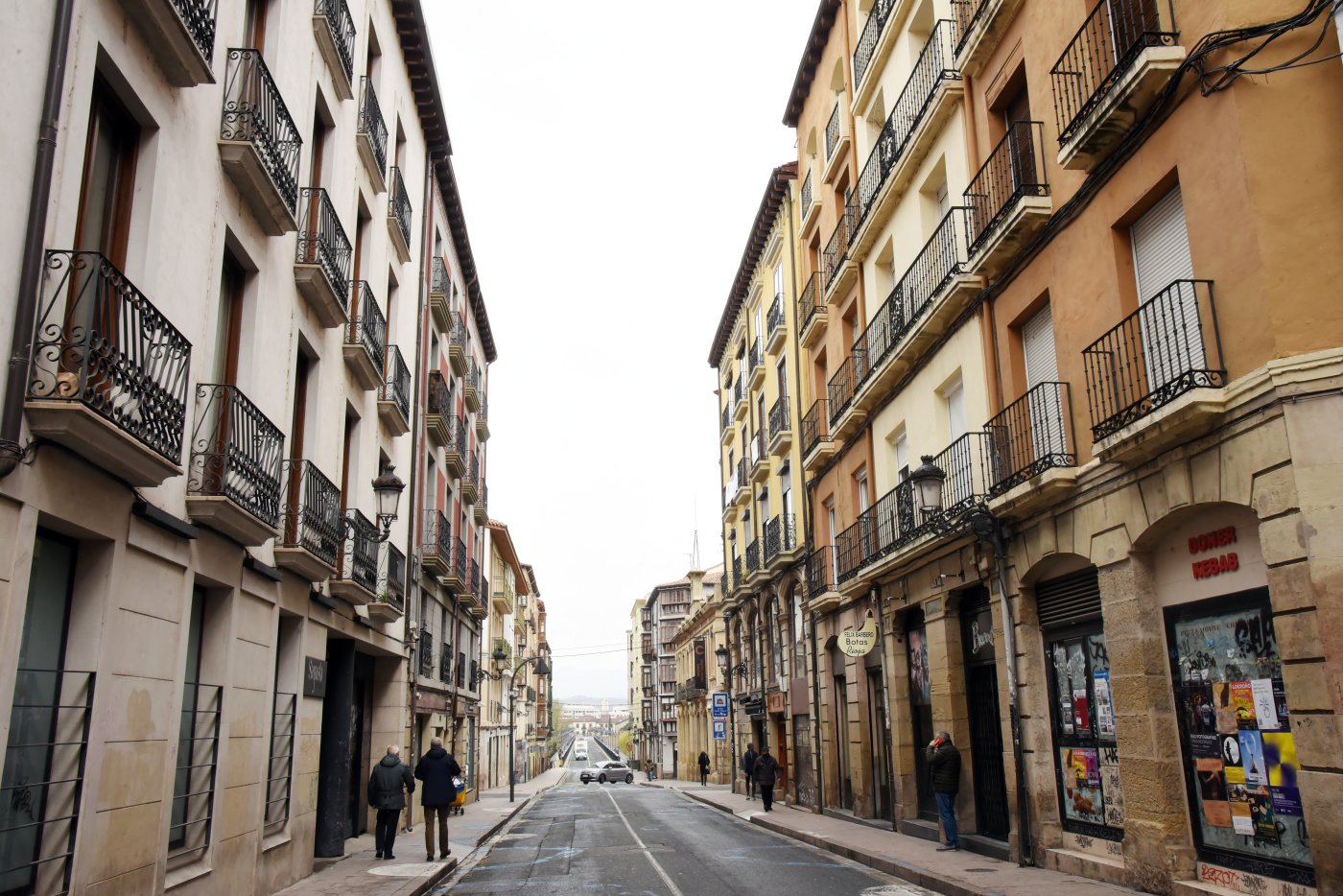 Sagasta, una de las primeras calles que se pacificó vía urbanismo táctico, con pinturas en su caso. / M. HERREROS