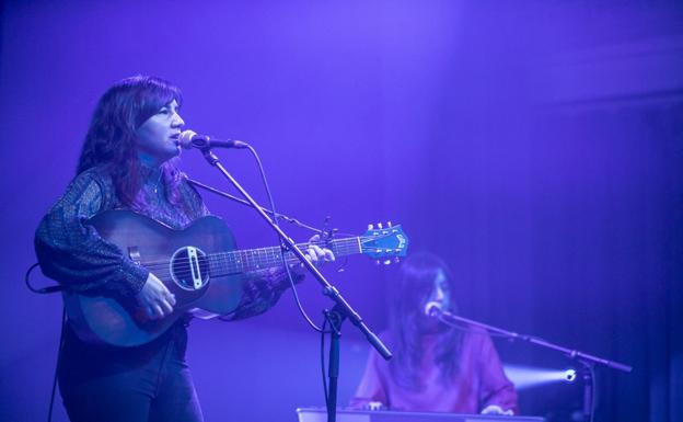 Joana Serrat acompañada a los teclados por su hermana Carla. / J. RODRÍGUEZ