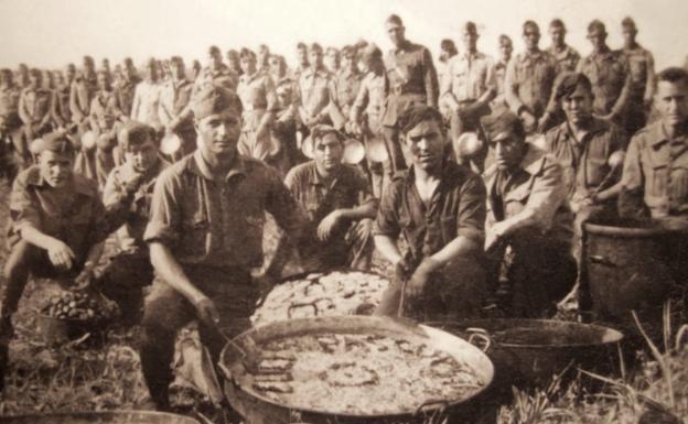 Soldados republicanos, con una paella en la Navidad de 1936. / MUSEO DE LA BATALLA DEL JARAMA