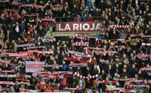 Cientos de aficionados de la UD Logroñés levantando su bufanda en el fondo Sur de Las Gaunas durante el partido de Copa del Rey disputado ante la Real Sociedad. /Fernando Díaz