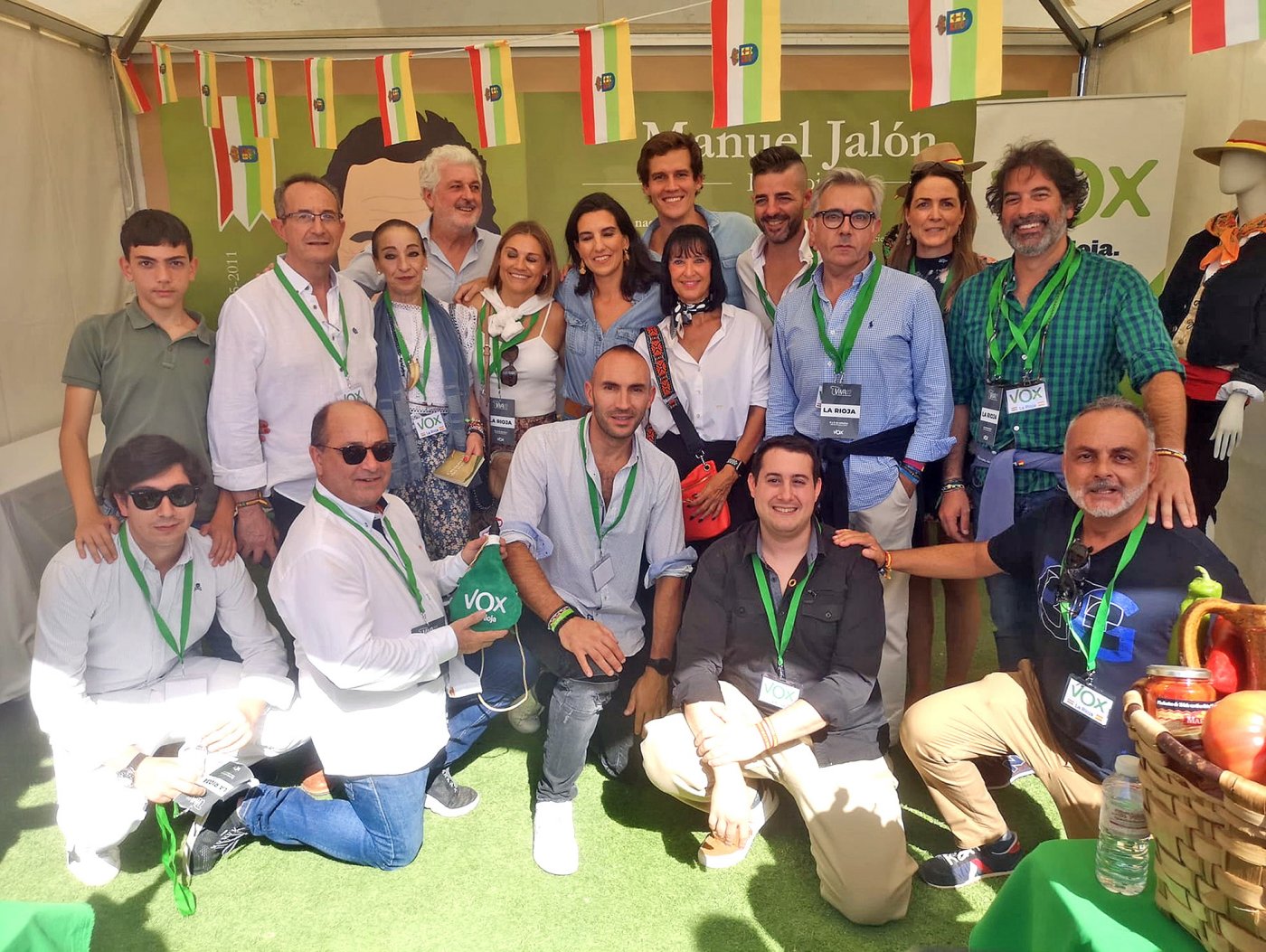 Arriba, el pabellón de La Rioja en la fiestade Vox 'Viva 23'. Abajo,Ángel Alda y MaríaJiménez. / VOX