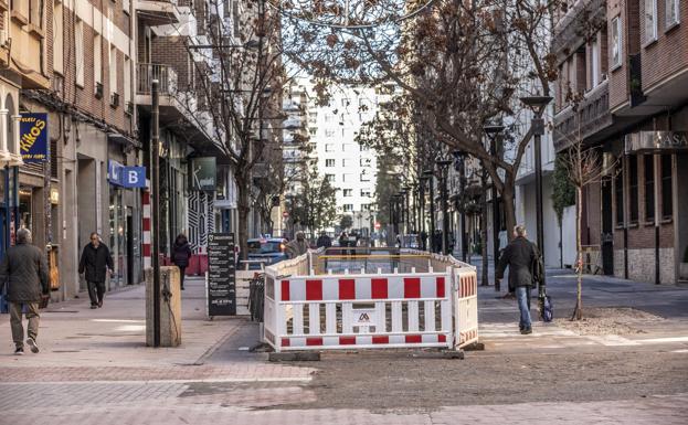 Aspecto de una de las peatonales abiertas en las Cien Tiendas, a las que finalmente no volvieron ayer ni los obreros ni las máquinas. / JUSTO RODRÍGUEZ