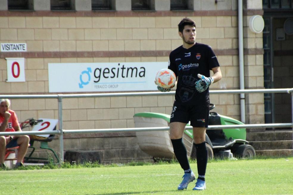 Daniel Encinas, artífice del último gol del Agoncillo, recoge un balón en uno de los encuentros disputados este curso en el San Roque. / D. E.