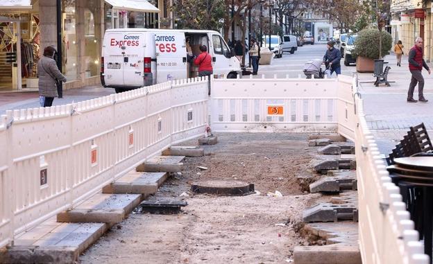 Los tramos 'cerrados' antes de la Navidad están pendientes de ser rematados tras las rebajas. / JUAN MARÍN