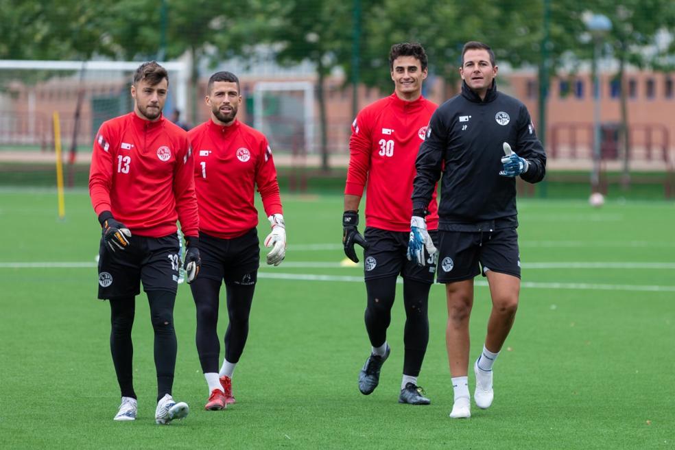 Carlos Azón, Jero Lario y Oriol Martí, en un entrenamiento de la SD Logroñés, junto al preparador de porteros Javi Pérez. / SONIA TERCERO