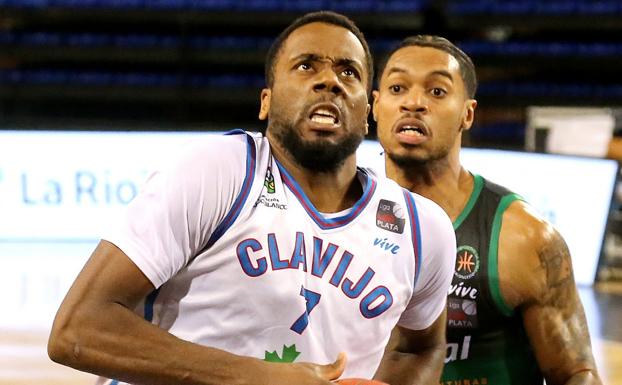 Juan Coffi entra a canasta ante la defensa de Matos. / JUAN MARÍN