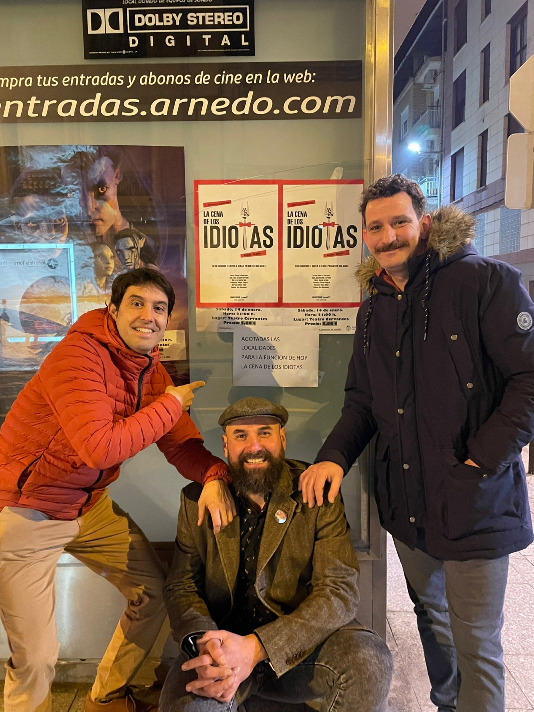 Ilde Ibáñez, en el centro, con dos actores y el cartel de agotado./
