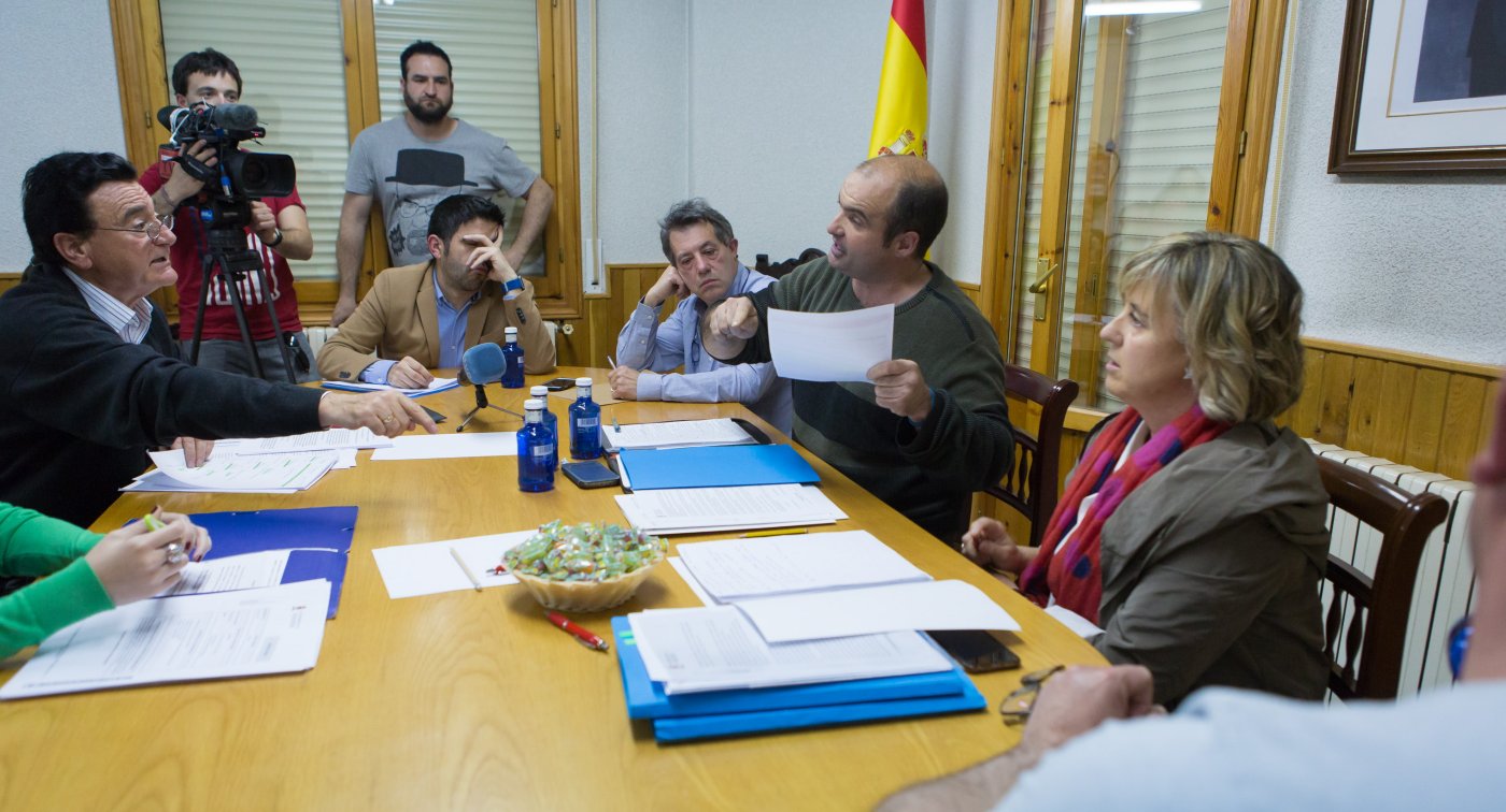Jalón y Santibáñez en plena trifulca durante un pleno en Viguera, con Manzanos en medio lamentándose. / S. TERCERO