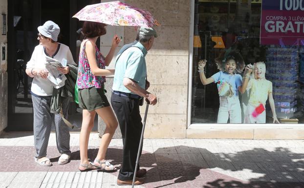 Paraguas, sombrillas, gorros, abanicos y mucha agua protagonizaron un verano en el que el asfalto riojano ardió por el bochorno. / JUAN MARÍN