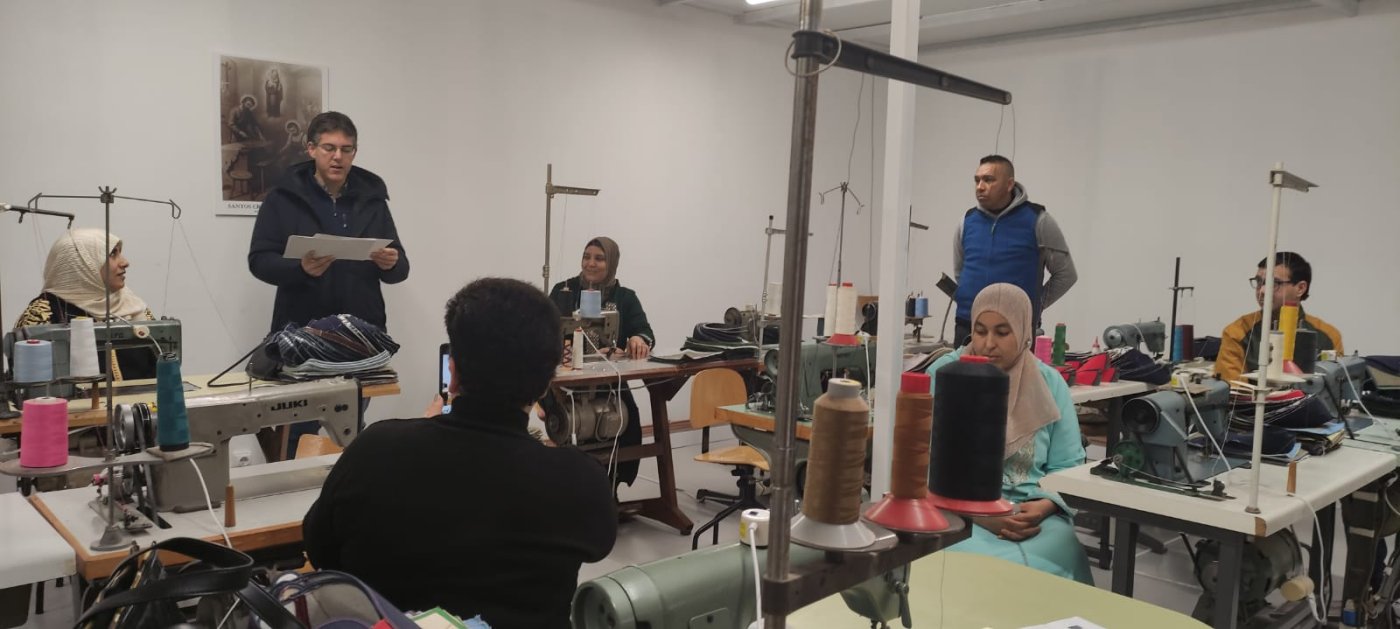 Imagen de uno de los cursos de guarnecido que organiza Cáritas, una de las beneficiarias de subvenciones. / E. P.