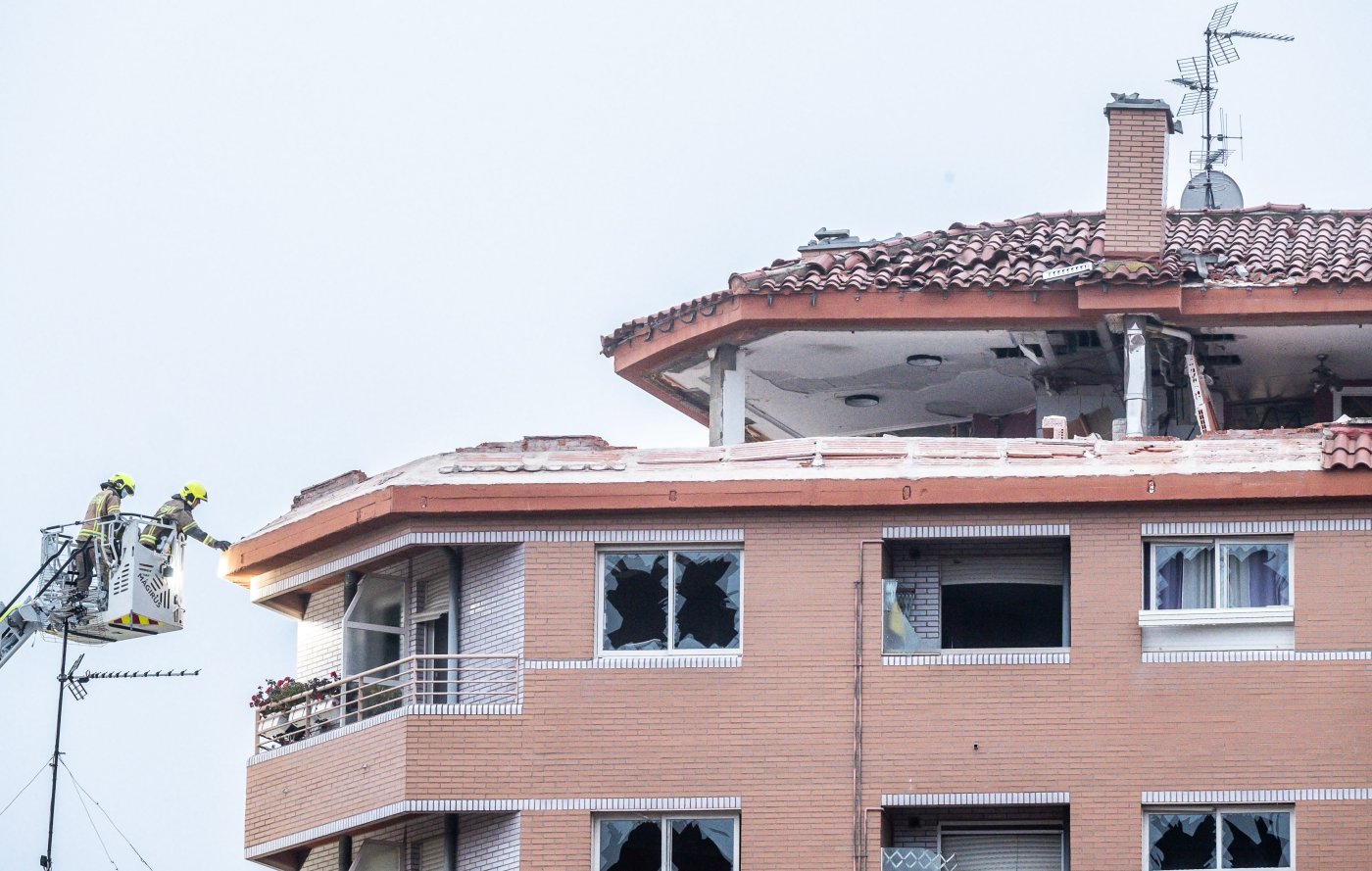 Los Bomberos desescombran el edificio horas después de la explosión, el 20 dediciembre de 2021. /Fernando Díaz