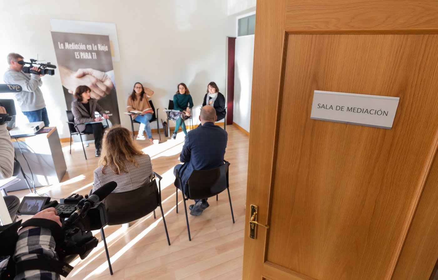 Reunión ayer en el Servicio de Mediación del Gobierno de La Rioja. /Sonia Tercero