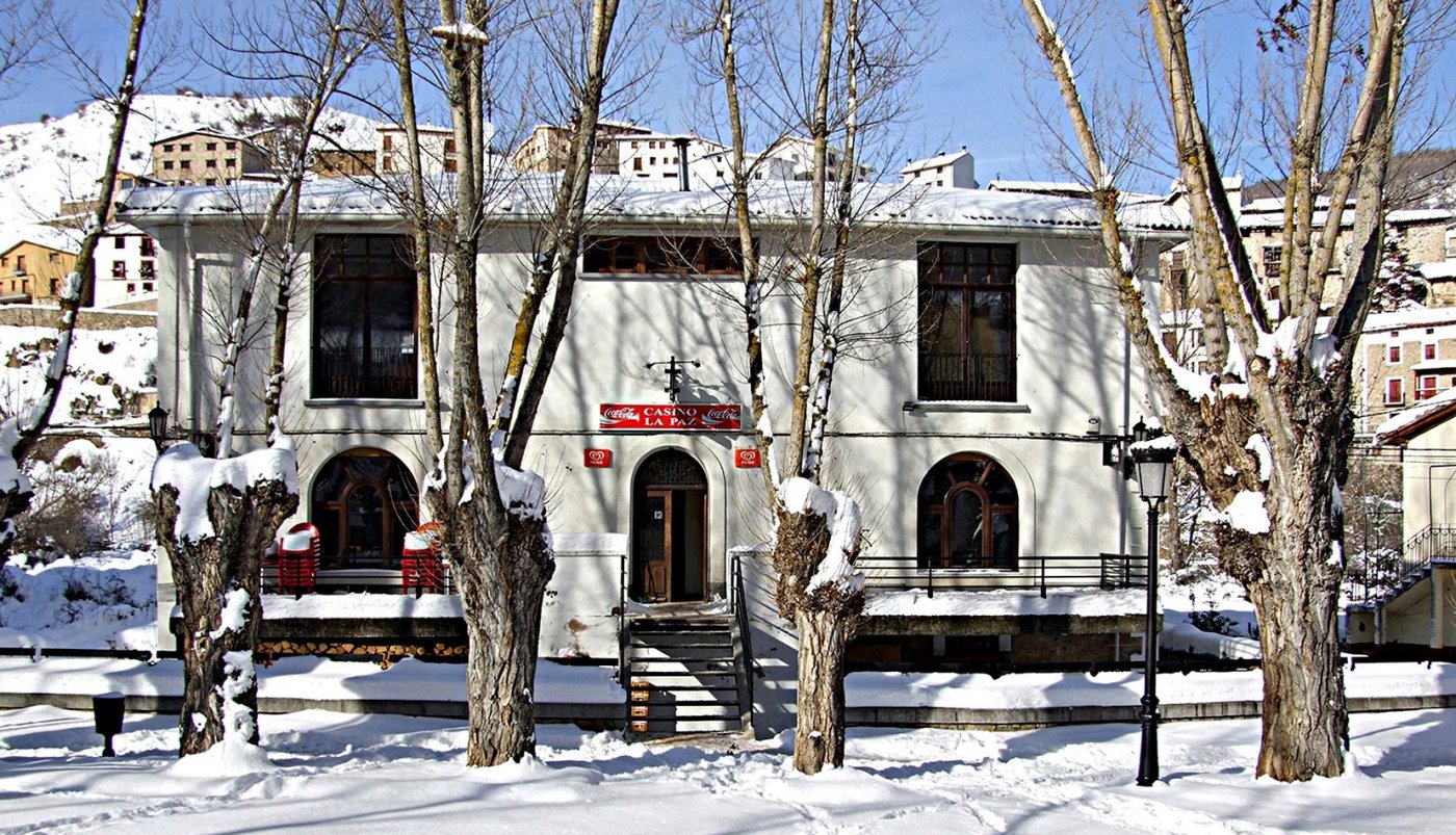 Casino La Paz de Villoslada de Cameros, que funciona como bar, tras una nevada años atrás. / AYUNTAMIENTO DE VILLOSLADA DE CAMEROS