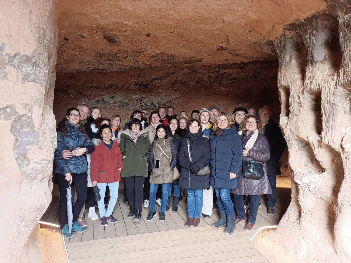 Foto de familia de uno de los últimos grupos de visitantes a las Cuevas de los Cien Pilares. / AYUNT. DE ARNEDO