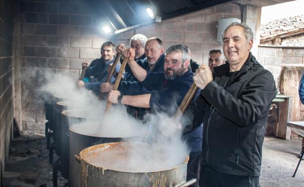 La preparación de las habas requiere estar encima de ellas desde el amanecer hasta el mismo reparto, un esfuerzo que cofrades y voluntarios realizan muy a gusto./Javier Albo