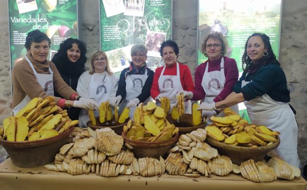 Las voluntarias de la asociación se encargaron de pingar las rebanadas de pan para después llevarlas a la brasa en parrilla. /Ernesto Pascual