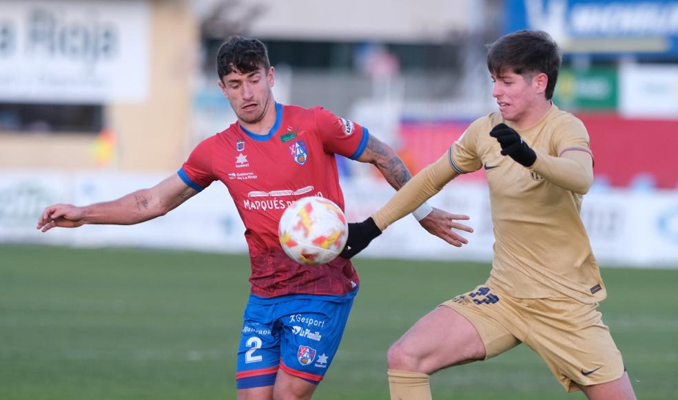 El defensor rojillo Ángel López con Estanis, autor del gol del Barcelona B. / FERNANDO DÍAZ