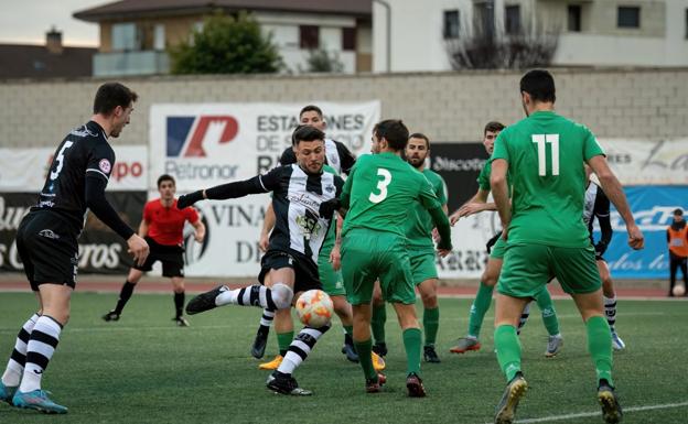 Iván Arana se dispone a patear el balón en uno de los goles jarreros de la tarde. / DONÉZAR