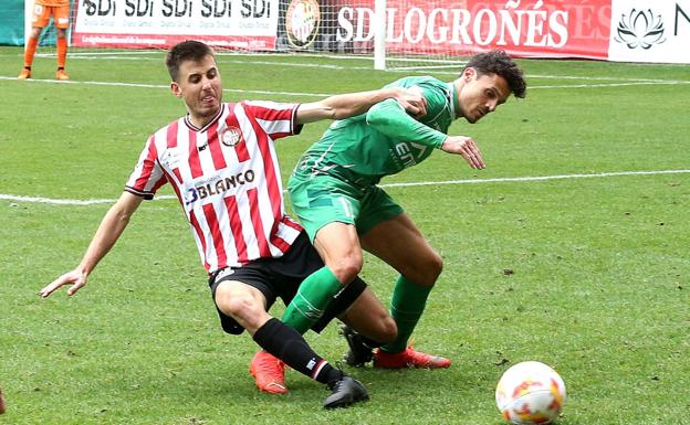 Sarriegi le roba el balón a un rival durante un partido de esta temporada. / JUAN MARÍN