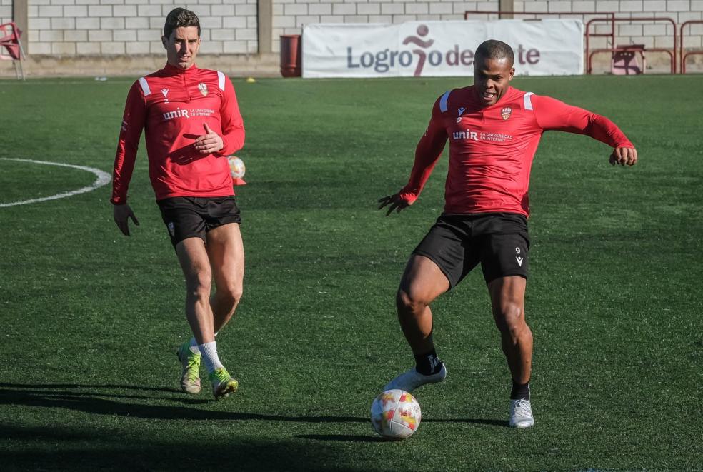 Vinicius Tanque controla el balón en un entrenamiento de la UD Logroñés. /FERNANDO DÍAZ