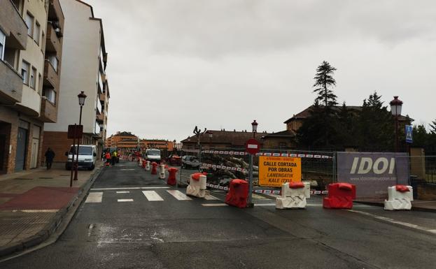 Aspecto que presentaba la calle ayer, ya señalizada y con los trabajos iniciados. / M. C.