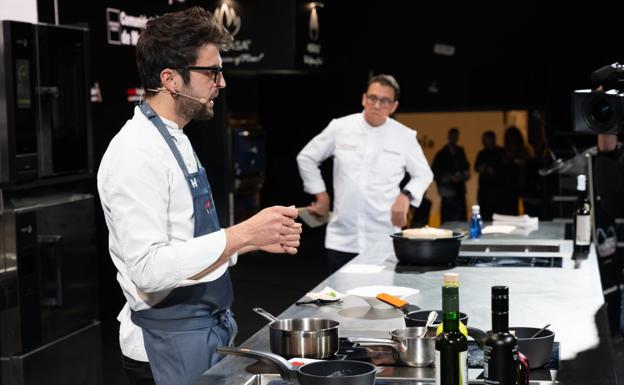 Francis Paniego atento a la explicación de Pol Contreras, su jefe de cocina en El Portal de Echaurren. / M.F.