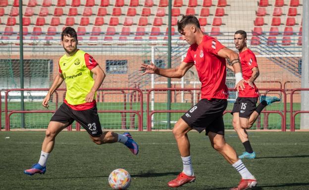 Alain Ribeiro y Fran Sota, durante un entrenamiento de la Sociedad Deportiva Logroñés. / FERNANDO DÍAZ