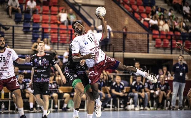 Mamadou en acción ante el Sinfín cántabro, en el inicio de esta temporada. / JUSTO RODRÍGUEZ