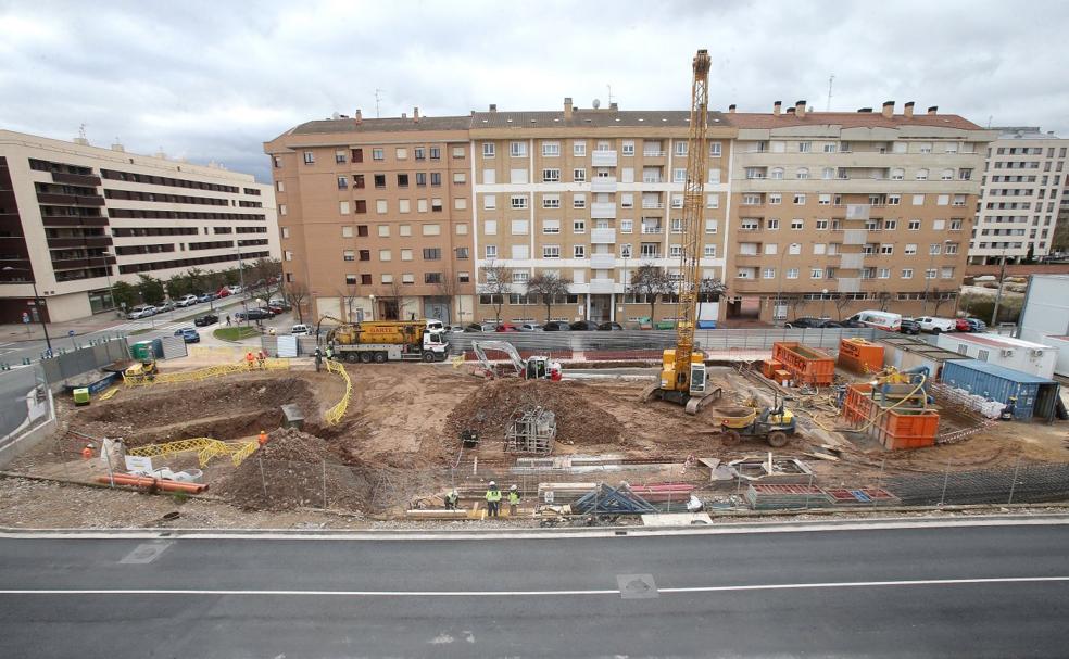 Estado de la parcela donde se construye la subestación eléctrica vista desde lo alto del parque sobre la estación de autobuses. / JUAN MARÍN