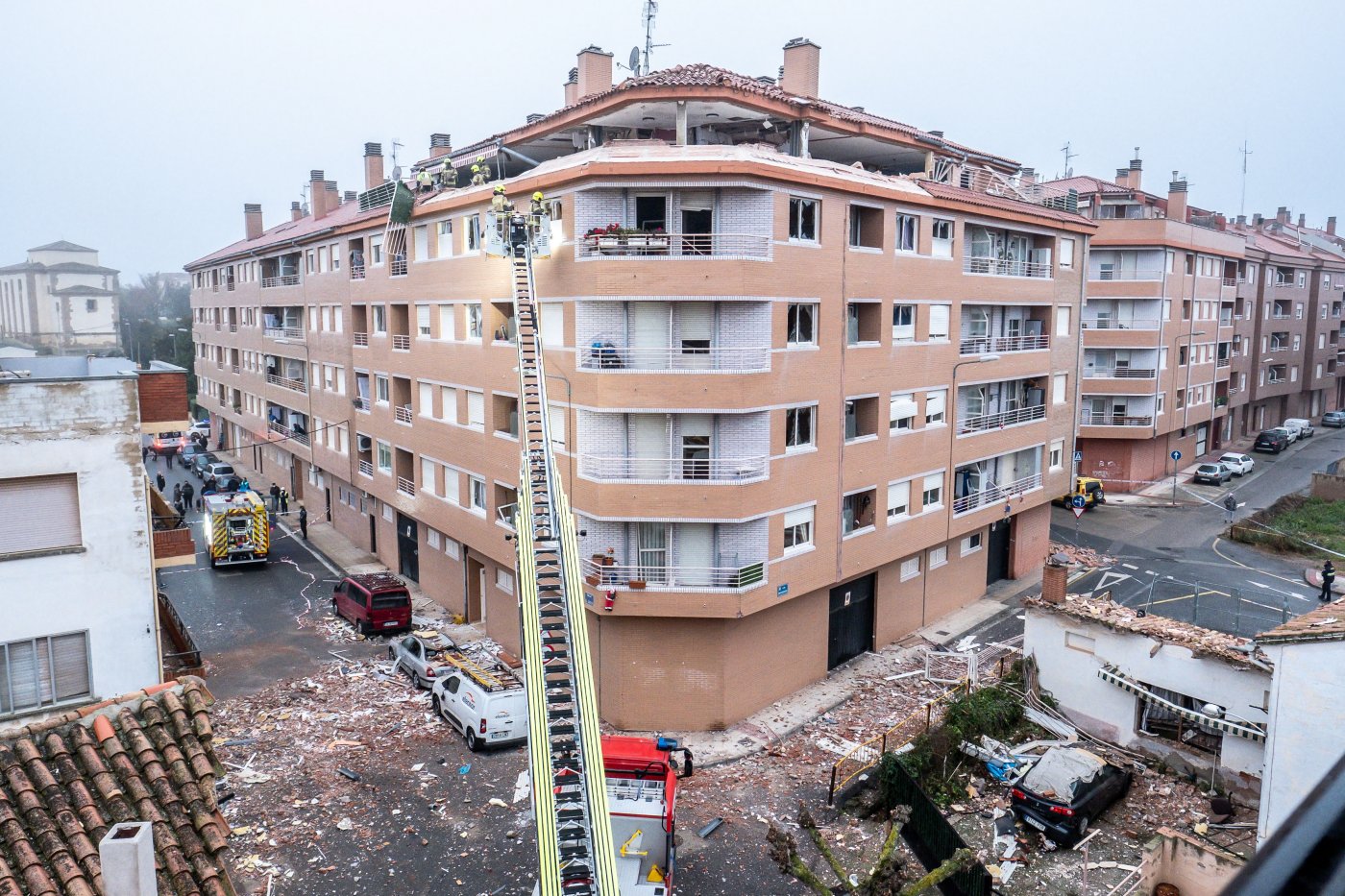 Estado en el que quedó el bloque del número 2 de la calle El Cristo de Lardero, horas después de la explosión del 20 de diciembre de 2021. / FERNANDO DÍAZ