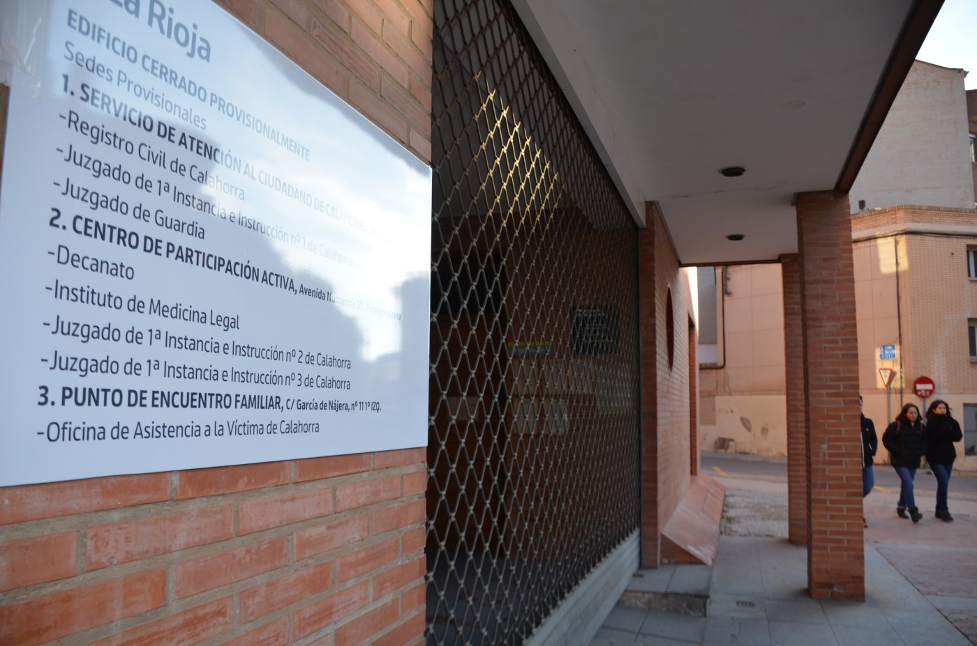 Los juzgados de Calahorra permanecen cerrados desde agosto y un panel indica dónde se han trasladado las sedes judiciales. / I.Á.