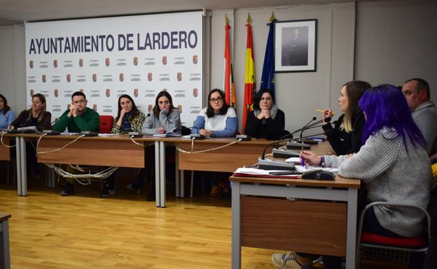 A la derecha, las concejalas Maite González y Laura Bravo, las más activas en la oposición del pleno de ayer. / D.M.A.
