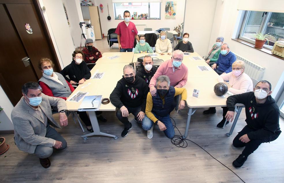 Participantes y organizadores de la actividad posan en el centro de AFA Rioja en la calle Manresa. / JUAN MARÍN