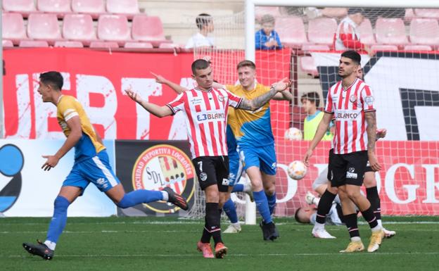 Samanes y Monroy se lamentan en el duelo ante el Nástic. / FERNANDO DÍAZ