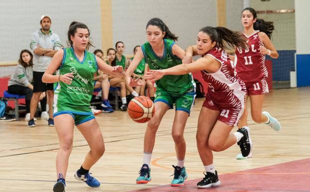 Tres jugadoras luchan por controlar el balón, en la zona. / FERNANDO DÍAZ