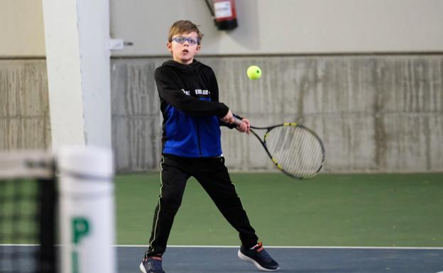 Imagen de un partido de tenis de la pasada campaña. /F. DÍAZ