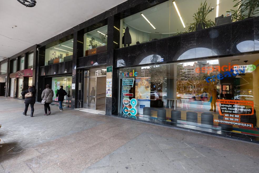 Portal del edificio en el que se instalarán las oficinas de la sede de la Defensoría del Pueblo en La Rioja, según la licencia de obras solicitada por Hacienda al Ayuntamiento. / SONIA TERCERO