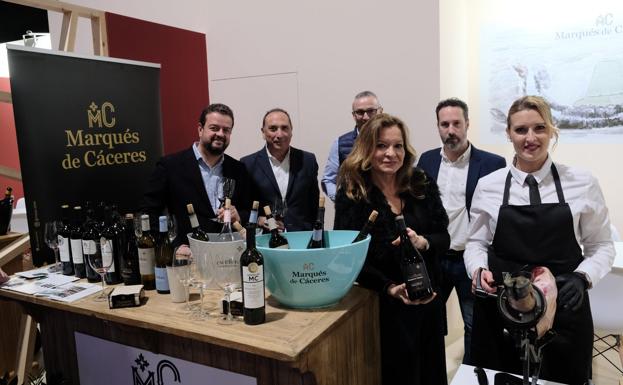 Parte del equipo comercial de Marqués de Cáceres, con la presidenta de la bodega, Cristina Forner. / NEWSPHOTOPRESS