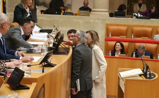 Los portavoces del PP,Ciudadanos y PSOE hablancon el presidente del Parlamento ante la mirada de Concha Andreu. 