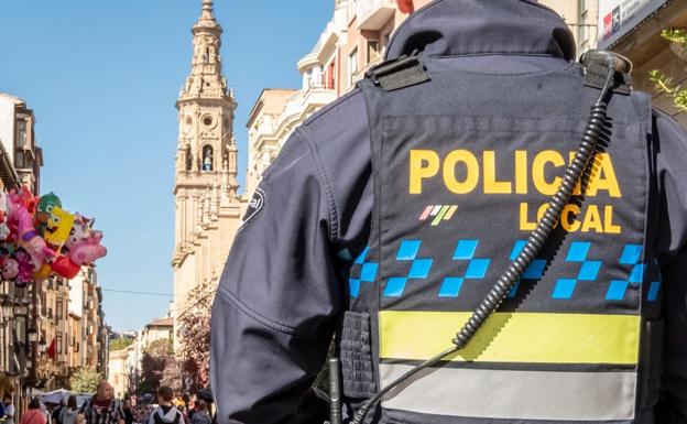 Un agente de la Policía Local de Logroño durante las pasadas fiestas de San Mateo. 