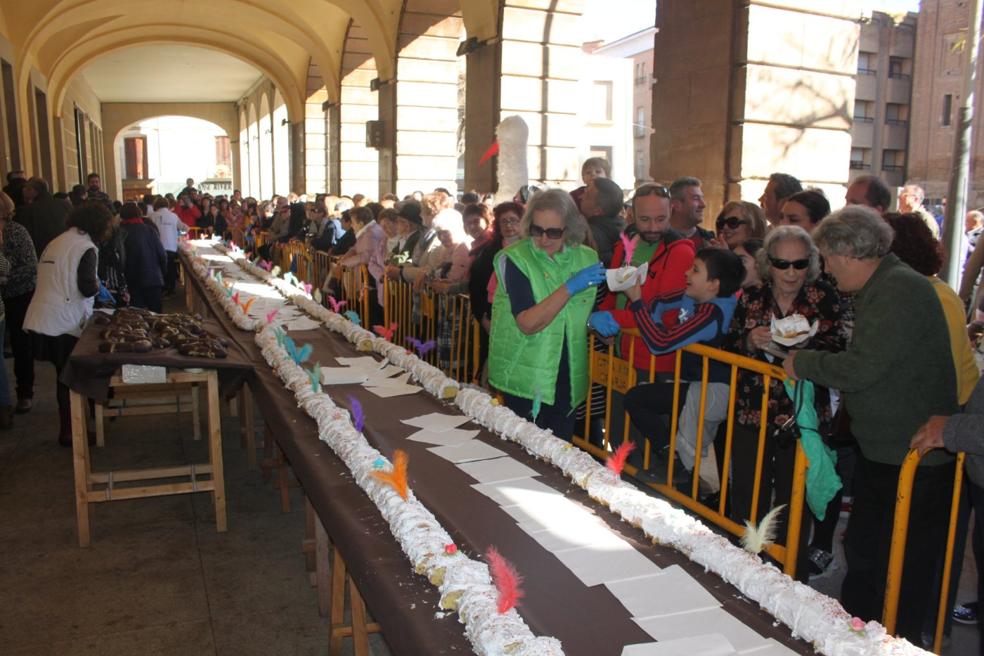 Imagen del reparto del roscón gigante por San Blas en febrero de 2020, con la colaboración de las asociaciones de Mujeres y de Amas de Casa. / E. P.