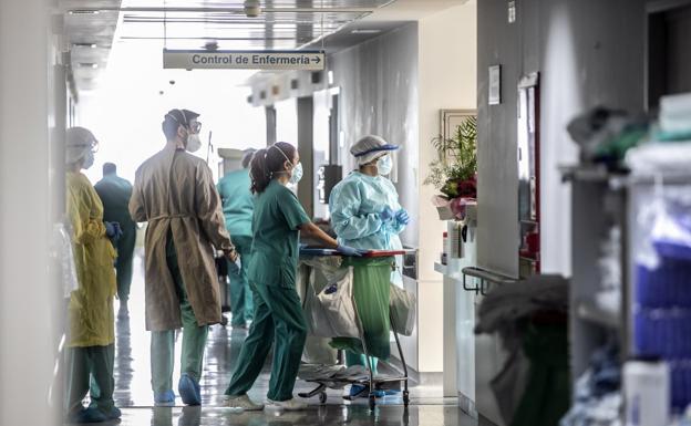 Profesionales sanitarios en uno de los controles del Hospital San Pedro, en una imagen de archivo. / JUSTO RODRÍGUEZ