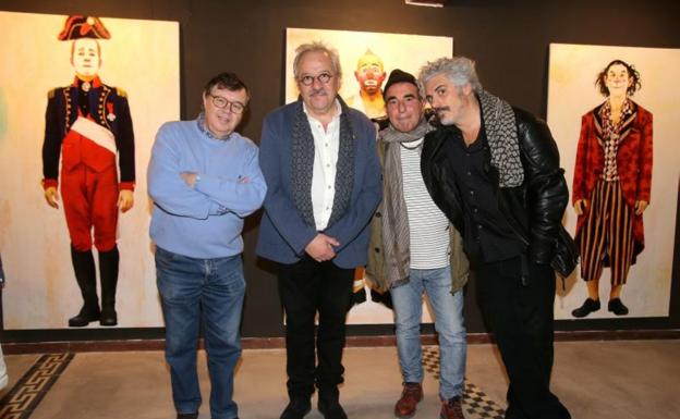 Los autores de la muestra (d), junto al periodista Marcelino Izquierdo y el fotógrafo Jesús Rocandio. / JUAN MARÍN