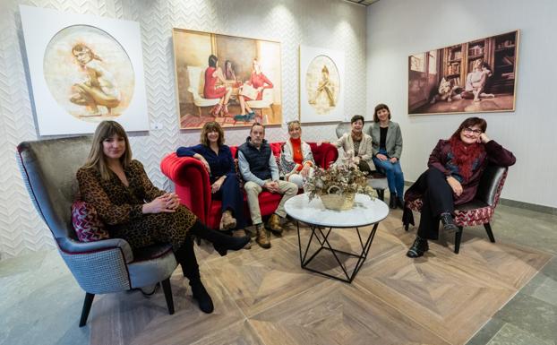 Roberto Moreno y las siete artistas de la colectiva con la que se estrena MasArte en el Hotel Ruavieja. / S. TERCERO