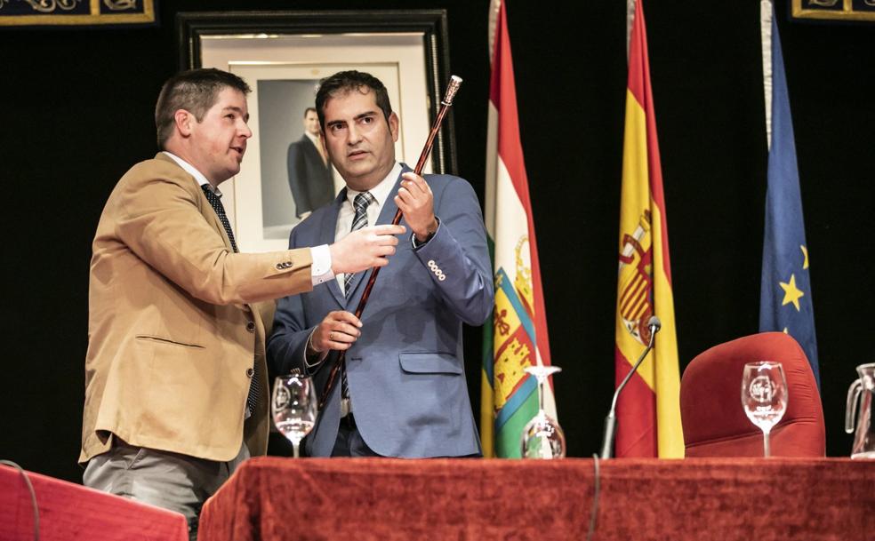 Javier Ruiz (PSOE), candidato más votado, entrega la vara de mando a David Mena (PP), alcalde. / J. RODRÍGUEZ